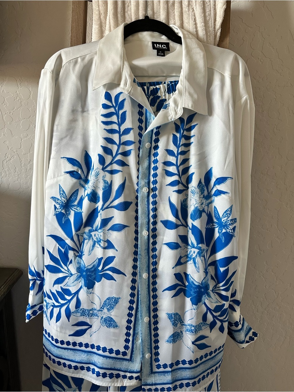 White & Blue Floral Print Long-Sleeve Button Shirt . INC XL - Picture 7 of 9